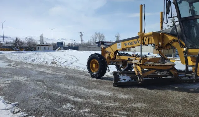 İpekyolu Belediyesi’nden kar temizliği: Kent merkezi ve kırsal mahalleler ulaşıma açıldı