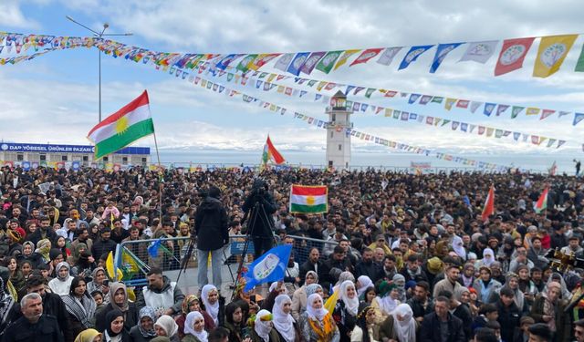 Erciş’te on binlerce kişi Newroz’da buluştu: “Özgür yaşam, özgür önderlikle gelecek”