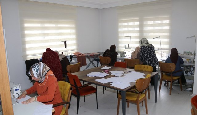 Edremit Belediyesi kadınlar için dikiş atölyesi açtı: 30 kursiyer üretime başladı