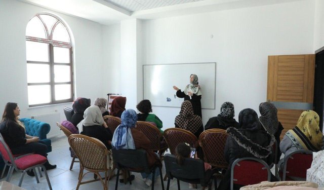 Tuşba Belediyesi’nden kadınlara iletişim ve ekran bağımlılığı atölyesi