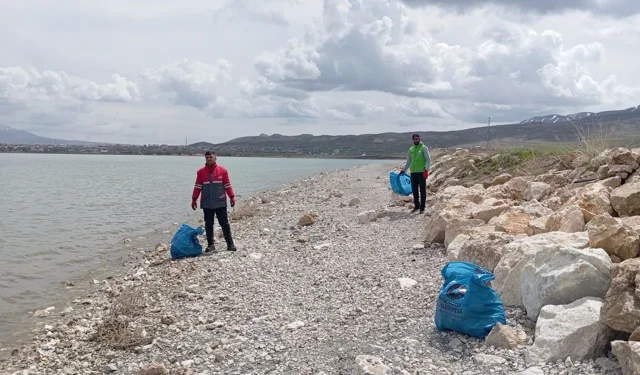 İpekyolu Belediyesi Erçek Flamingo Sahil Bandı ve parklarda temizlik seferberliği başlattı
