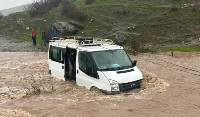 Kalp krizi geçiren kadın, selin kapattığı yolda mahsur kaldığı araçta öldü