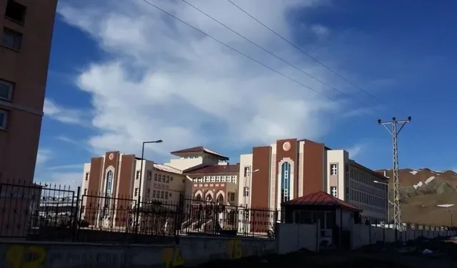 Özalp’te 4’üncü kattan düşen lise öğrencisi ağır yaralandı