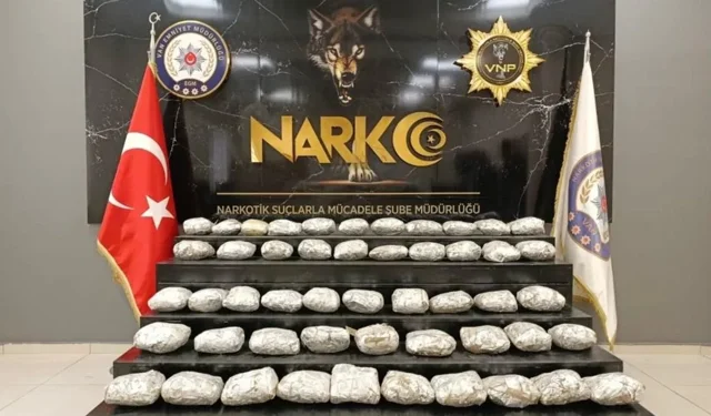 Van’da durdurulan araçta 4 kilo 700 gram sentetik uyuşturucu ele geçirildi, 2 kişi gözaltına alındı
