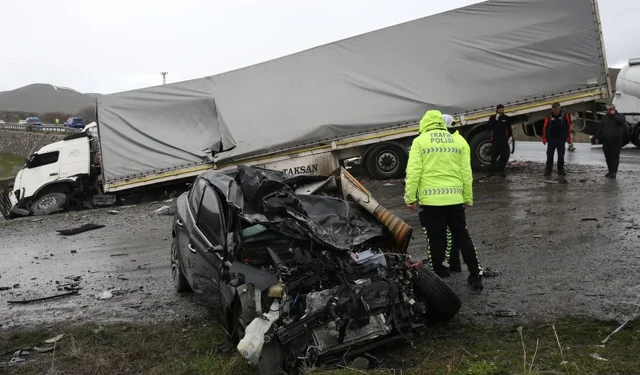 Tatvan trafik kazasında DSİ Van Şube Müdürü Harun Yıldız ve şoförü hayatını kaybetti