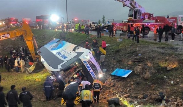 Malatya'da yolcu otobüsü şarampole devrildi: Ölü ve yaralılar var