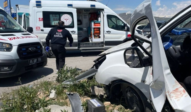 Çaldıran'da iki aracın çarpıştığı kazada 4 kişi hayatını kaybetti