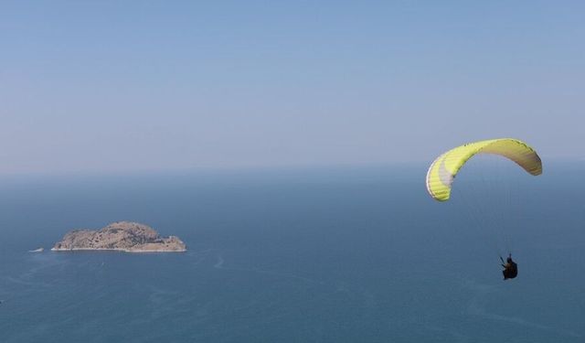 Van’da uçurtma ve yamaç paraşütü festivali