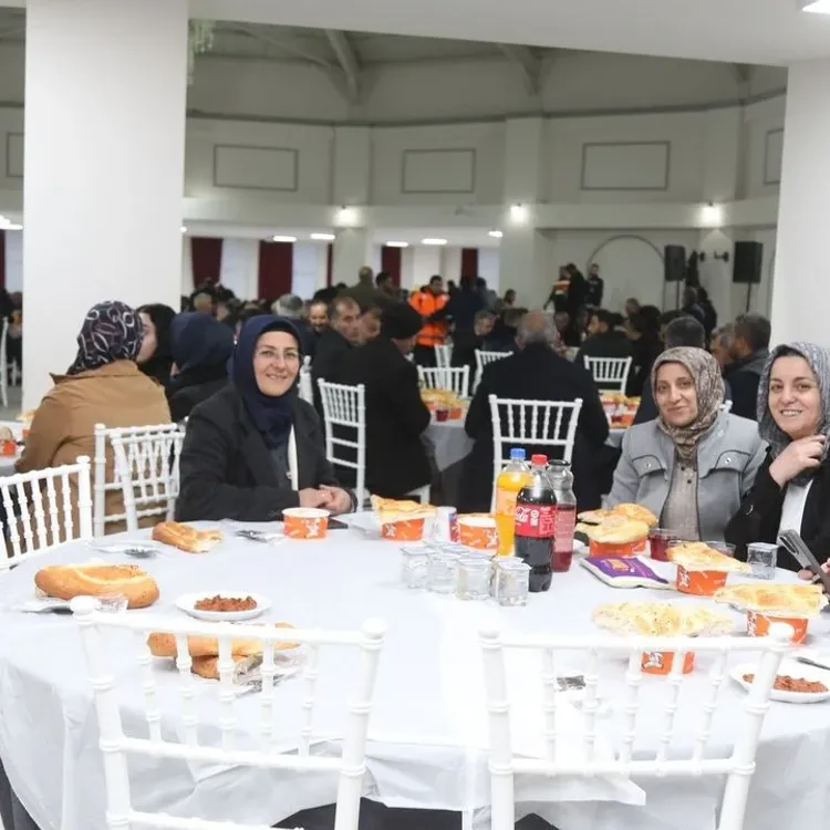 Başkale Belediyesi’nin iftar programında esnaf ve yurttaşlar bir araya geldi