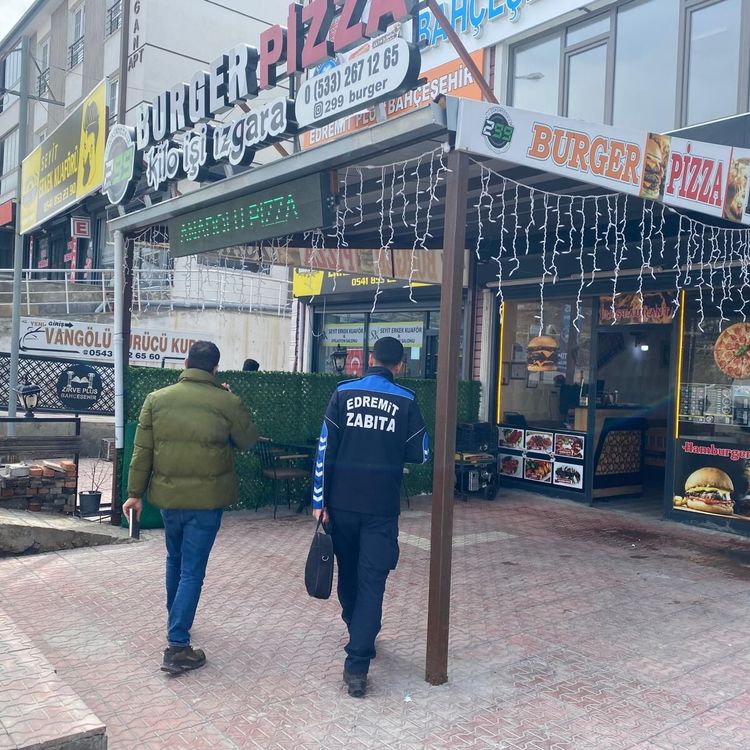 Edremit’te kaldırım işgallerine sıkı denetim: Esnafa uyarı yapıldı