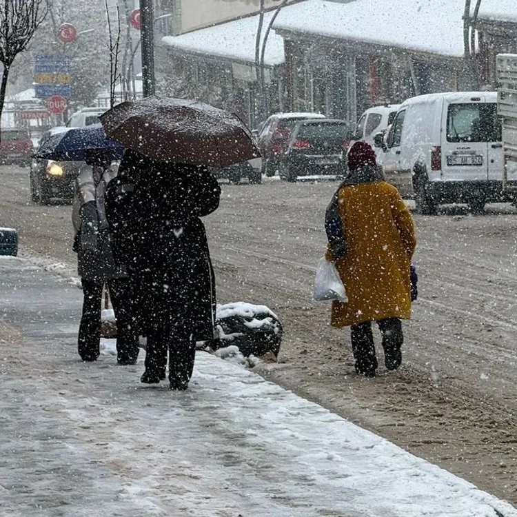Başkale’de kar yağışı etkili oldu, ilçe merkezi beyaza büründü