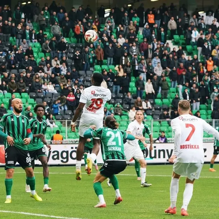 Vanspor, Sakaryaspor deplasmanında uzatma dakikalarında yediği golle 2-1 mağlup oldu
