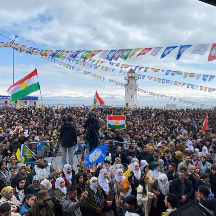 Erciş’te on binlerce kişi Newroz’da buluştu: “Özgür yaşam, özgür önderlikle gelecek”