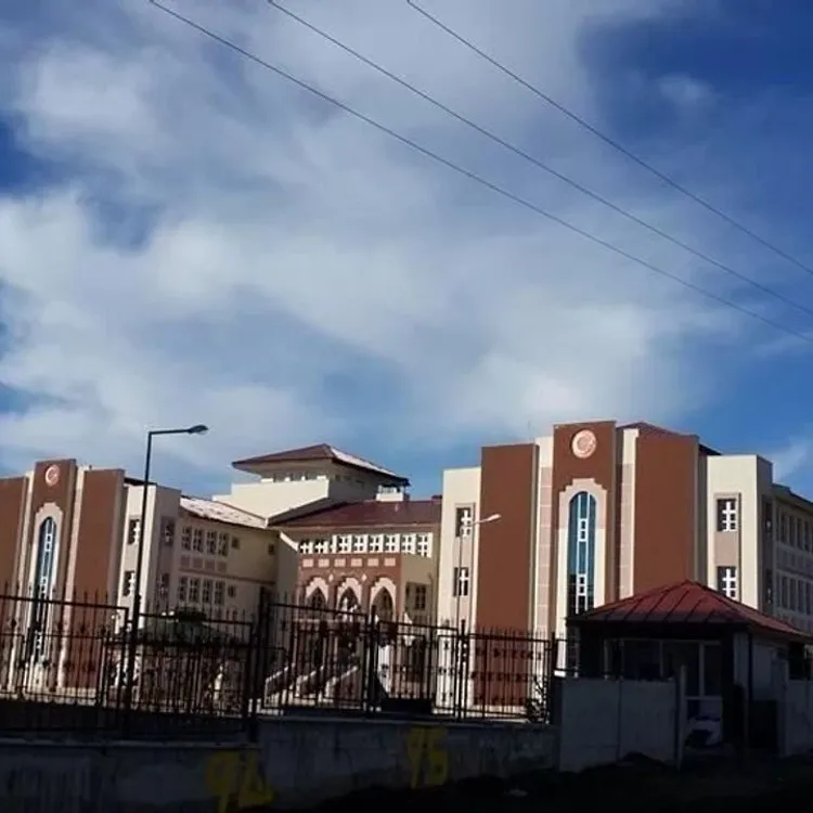 Özalp’te 4’üncü kattan düşen lise öğrencisi ağır yaralandı