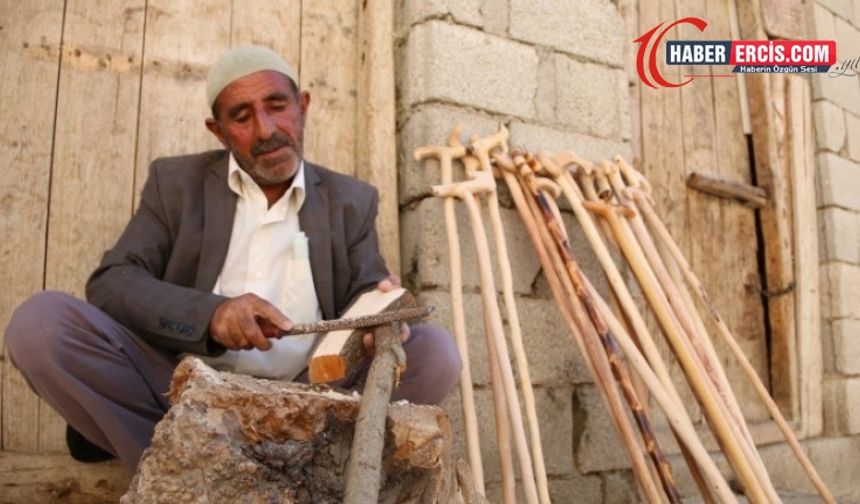 Van'da Yaptığı bastonları ihtiyaç sahiplerine dağıtıyor