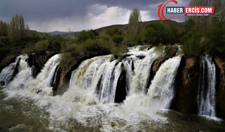 Muradiye Şelalesi’nde bahar güzelliği göz kamaştırıyor