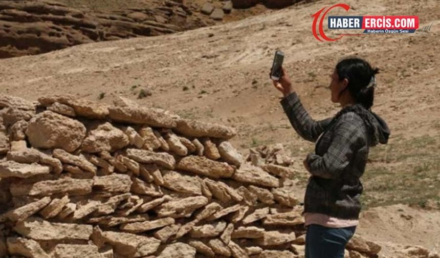 Van'da Sınava hazırlanan öğrenciler şebeke olmadığı için tepelere çıkıyor