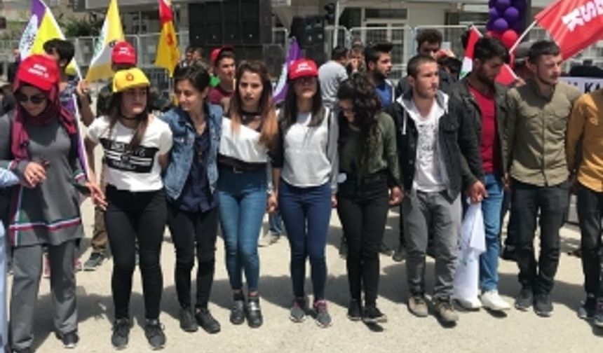 Van'da alanlara çıkan emekçiler 1 Mayıs'ı kutladı