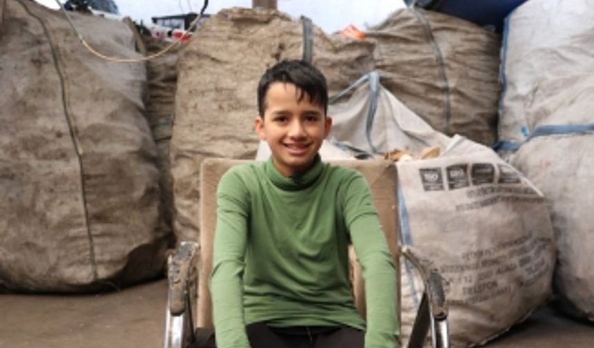 Okulu bırakan Suriyeli çocuk işçiler ailelerini geçindirebilmek için akşama kadar karton topluyor