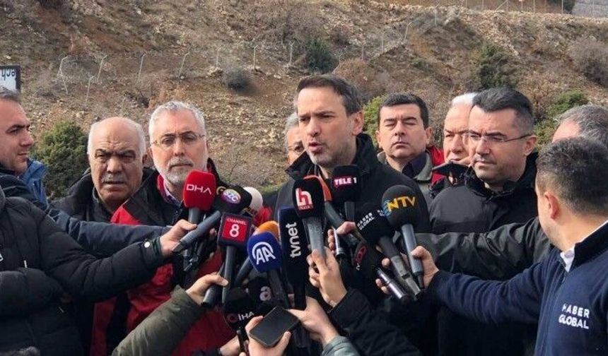 9 işçi göçük altında: Toprağı kaldırmak için 400 bin kamyona ihtiyaç var