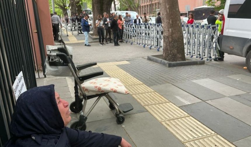 Polis barikatlarıyla çevrilen Şenyaşar: Bu zulmün altında kalın