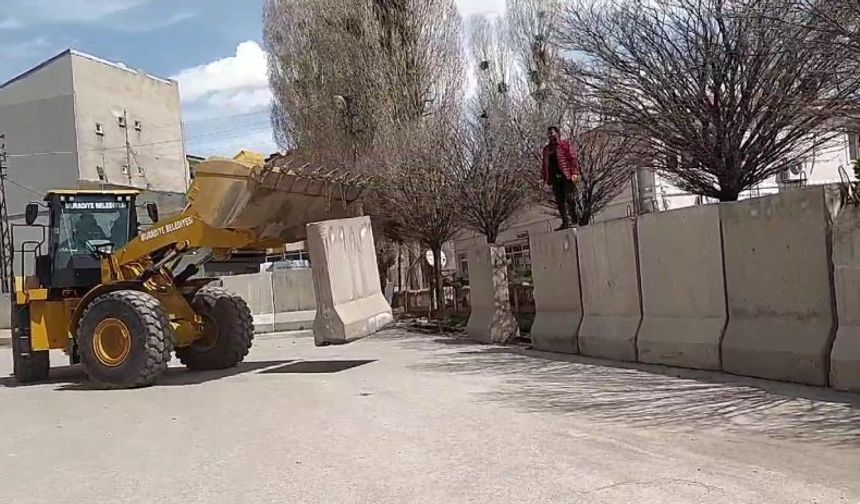 Muradiye Belediye binası önündeki beton bloklar kaldırıldı