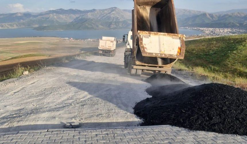 Sit alanı ilan edilen Nemrut Krater Gölü'nün yoluna sıcak asfalt döküldü
