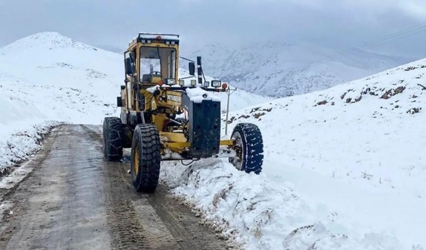 Van’da 158 mahallenin yolu kar yağışı nedeniyle kapandı