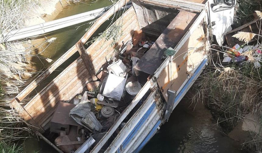 Muradiye'de Kamyonet Su Kanalına Uçtu: 1 Yaralı