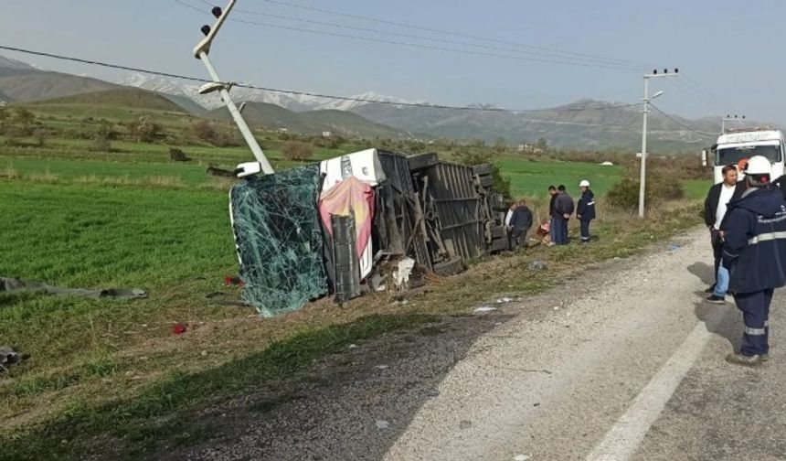Van’da yolcu otobüsü devrildi: 28 yaralı