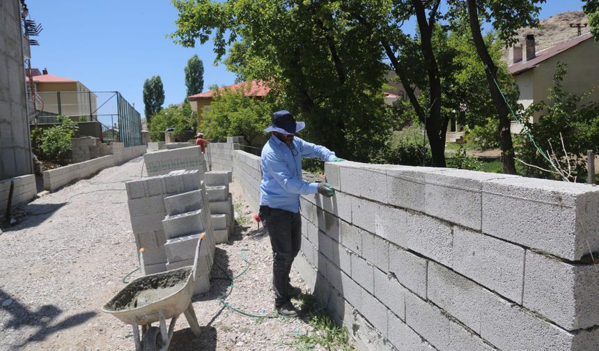 Tuşba Belediyesi, Akköprü’de Zarar Gören Duvarları Yeniden İnşa Etti