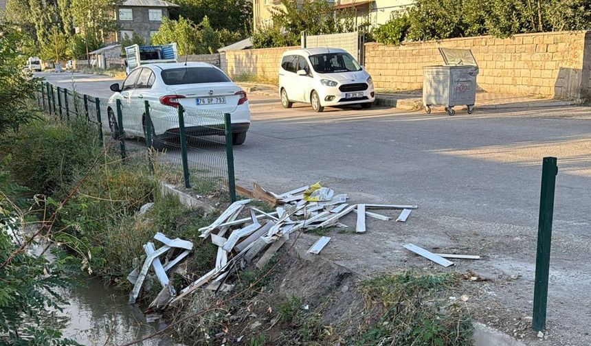 Erciş’te DSİ’ye ait sulama kanalındaki çatlaklar mahalleliyi mağdur etti: Sızan sular evlere doldu
