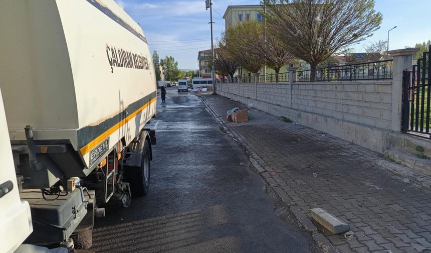 Çaldıran Belediyesi Temizlik İşleri Müdürlüğü’nden ilçe genelinde aralıksız temizlik çalışması