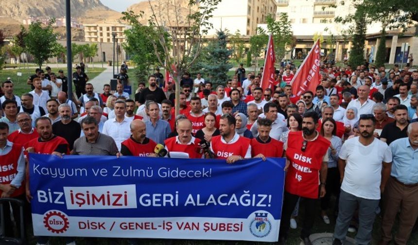 Van’da işten çıkarılan 223 işçiden AKP il binası önünde eylem: “Kayyım ve zulüm gidecek”