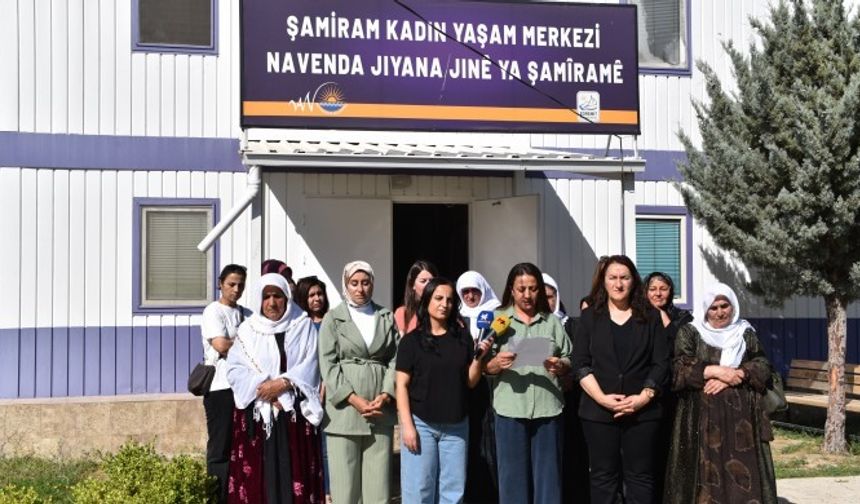 Van'da kayyımın Şamiram Kadın Yaşam Merkezi’nin kapatma kararı protesto edildi