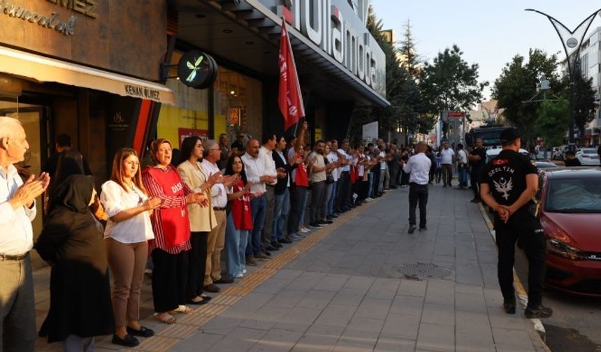 Van'da kayyım tarafından işine son verilen 223 işçi için insan zinciri oluşturuldu