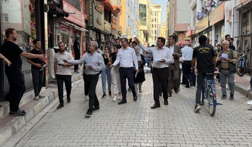Van’da “Tecrit Değil, Özgürlük Kazanacak” mitingi öncesi hazırlıklar sürüyor