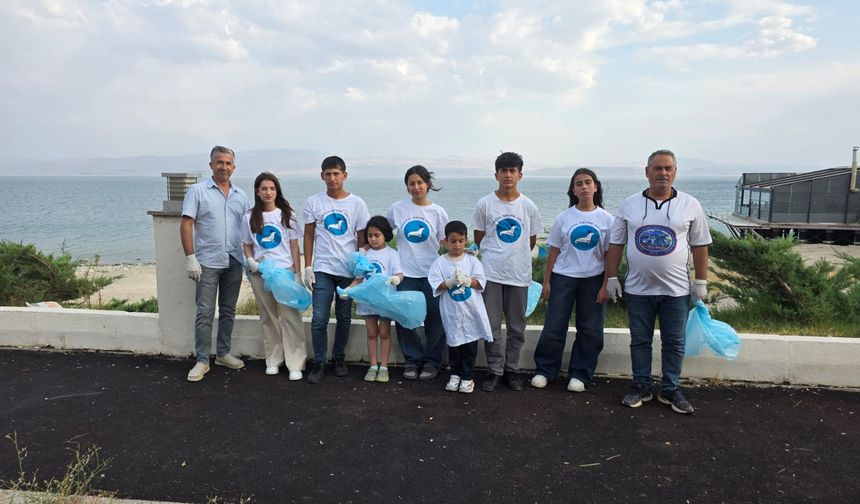 Erciş’te Van Gölü kıyıları çöplerden temizlendi: Aktivistler halkı duyarlılığa çağırdı