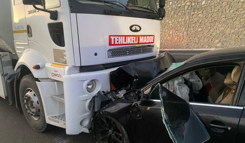 Van'da tanker ile otomobilin çarpışması sonucu 2 kişi öldü, 4 kişi yaralandı