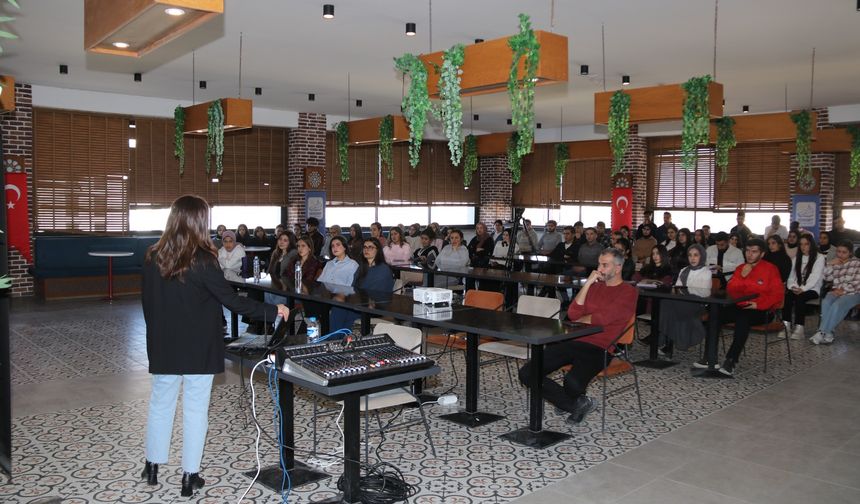 Edremit Belediyesi üniversite adayı öğrencilere seminer düzenlendi