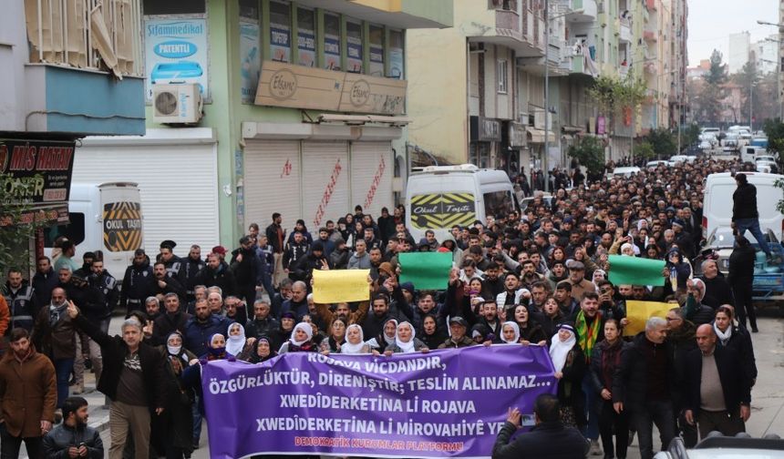 Binlerce kişi Halep'teki saldırılara karşı yürüdü