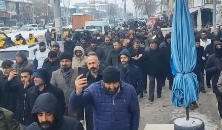 Çaldıran’da Rojava’ya yönelik saldırılara karşı kitlesel yürüyüş düzenlendi Eş Başkan Baran Bilici de alandaydı