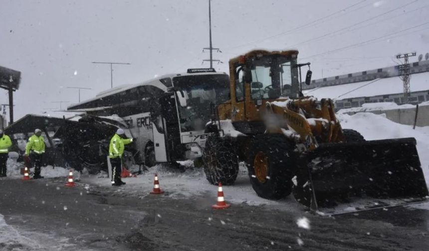Erciş firmasına ait yolcu otobüsü kaza yaptı