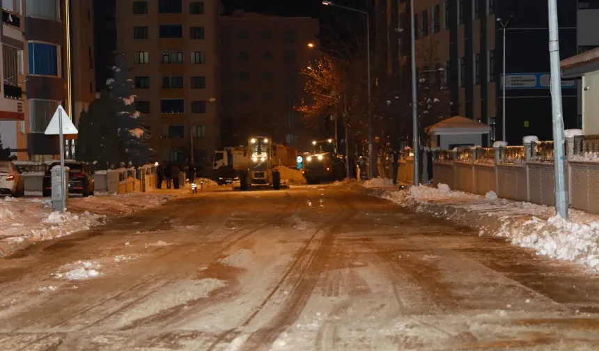 İpekyolu Belediyesi yoğun kar yağışına karşı ilçe genelinde 7/24 karla mücadele çalışması yürütüyor