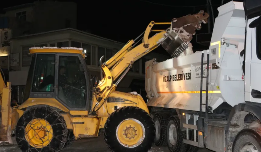Van’ın Özalp İlçesinde Karla Mücadele Seferberliği: Merkez Cadde ve Sokaklar Temizlendi