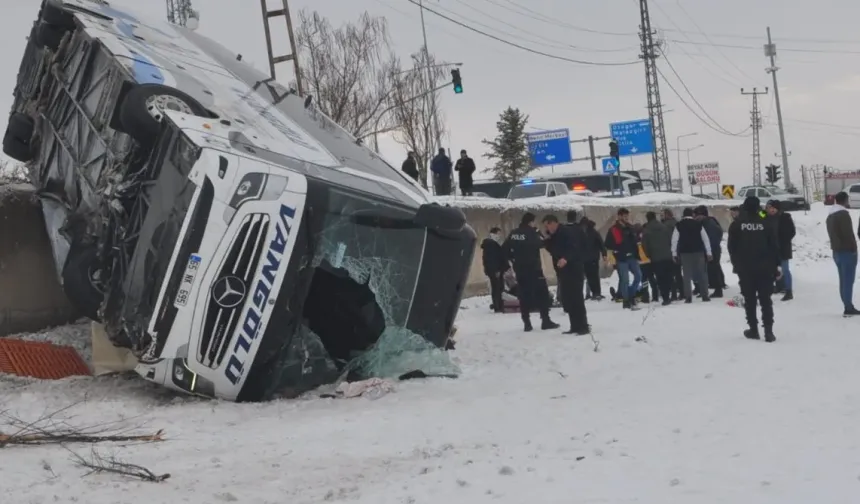 Patnos’ta kontrolden çıkan yolcu otobüsü araziye devrildi, 16 kişi yaralandı