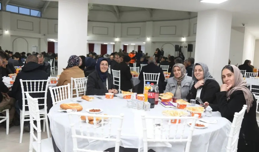 Başkale Belediyesi’nin iftar programında esnaf ve yurttaşlar bir araya geldi