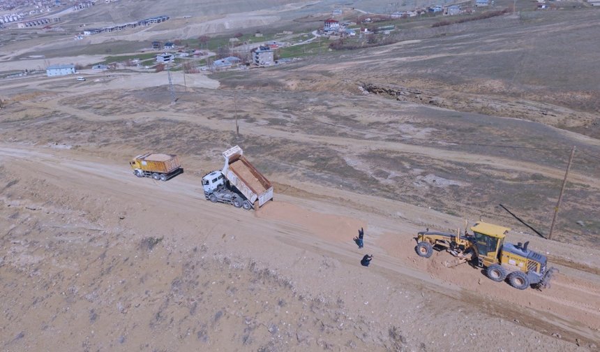 Edremit Belediyesi, Yol Yapım Çalışmalarını Tüm Hızıyla Sürdürüyor