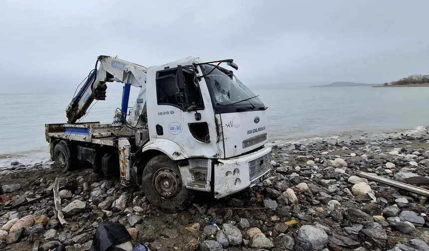 Van’da VASKİ’ye ait vinç takla attı: Sürücü ağır yaralandı