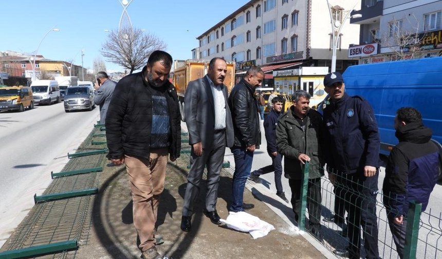 Çaldıran Belediyesi’nden trafik güvenliği için orta refüjlere panel çit